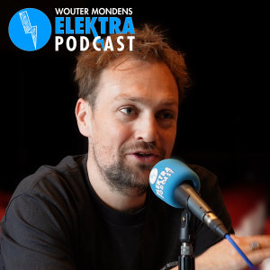 Tim is een jonge man met kort haar en klein baardje. Hij zit achter een microfoon met het Elektra podcast logo, een bliksemschicht, en hij kijkt vrolijk richting de camera